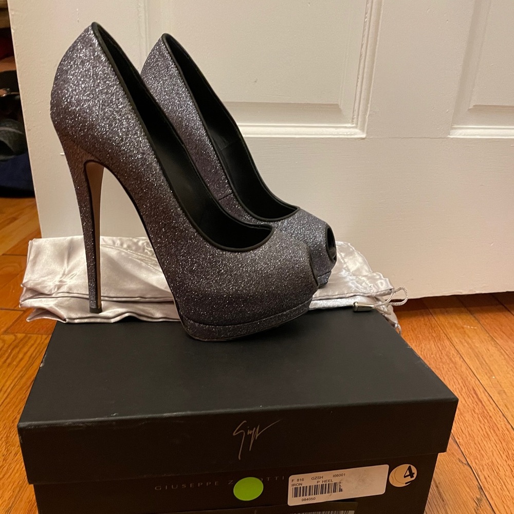 Guiseppe Zanotti Sharon Miniglit Iron. Size 6.